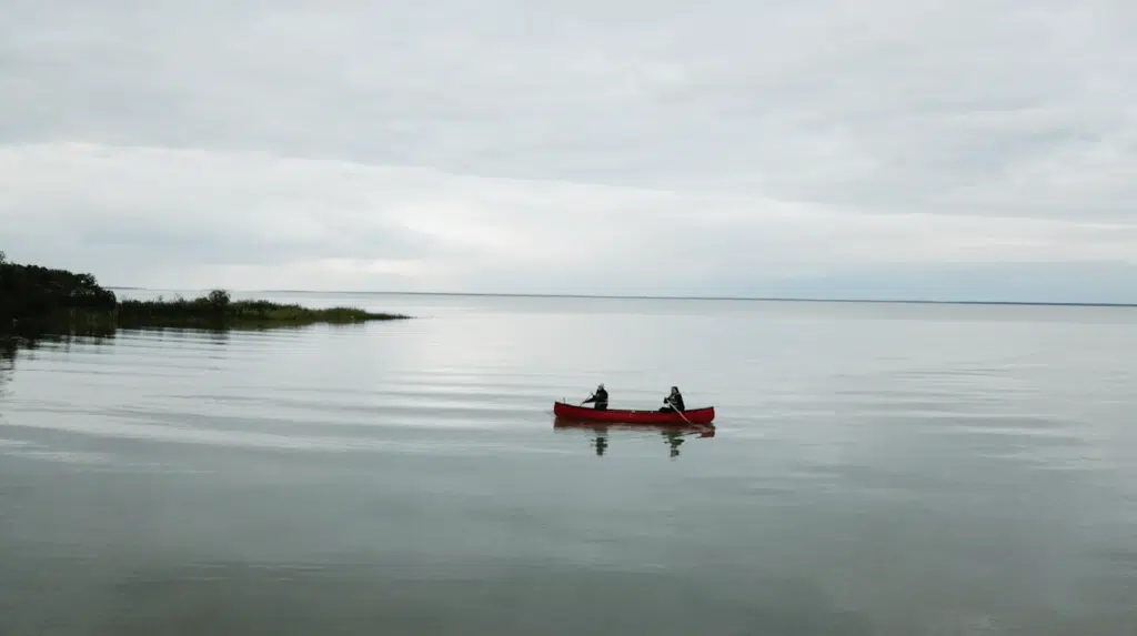 CWSP participants canoe on lake winnipeg in FRCN August 2021